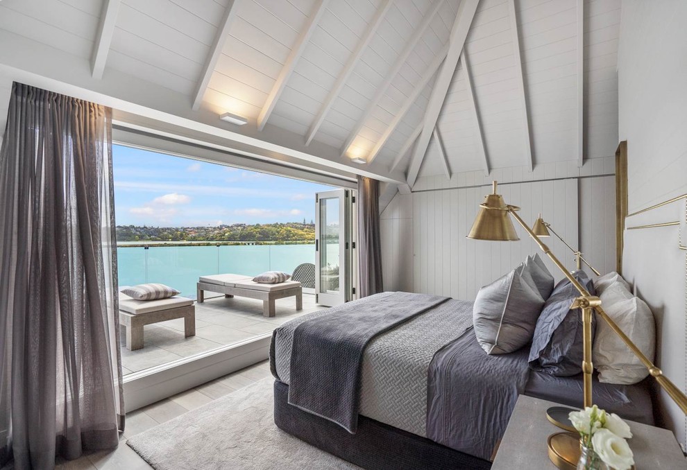 Réalisation d'une grande chambre parentale tradition avec un mur beige, un sol en bois brun et un sol beige.
