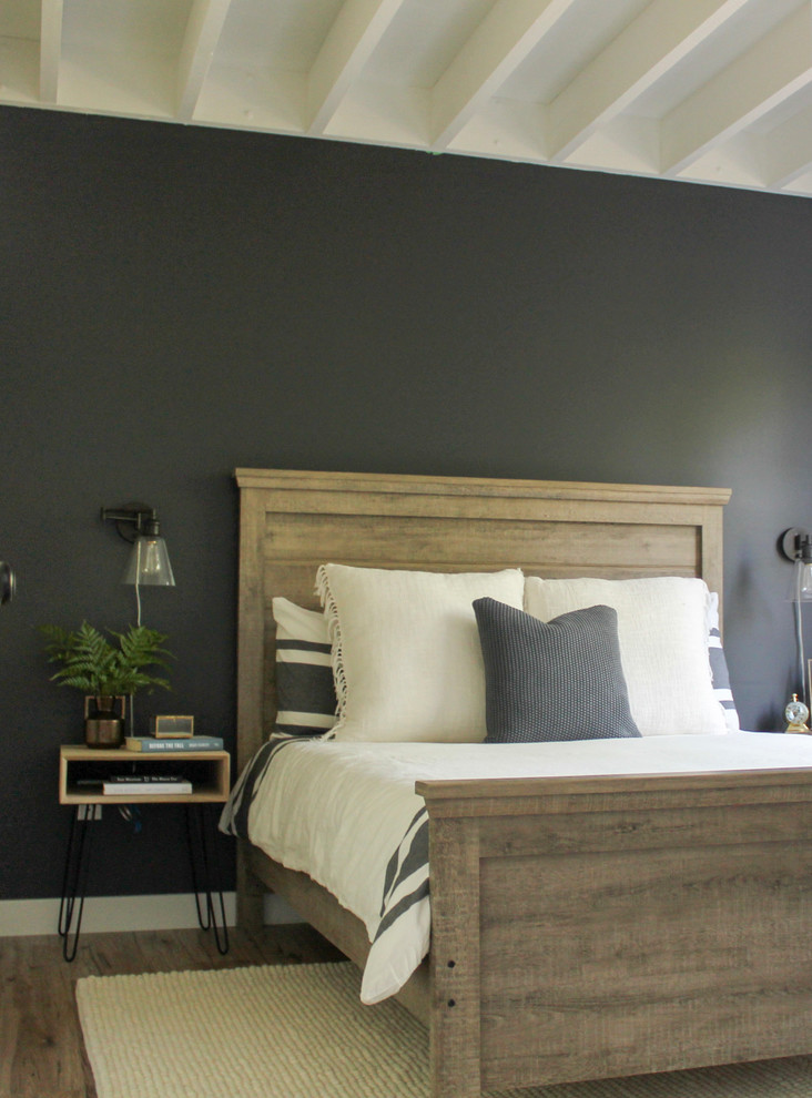 Foto de dormitorio minimalista de tamaño medio con paredes multicolor, suelo de madera en tonos medios y suelo marrón