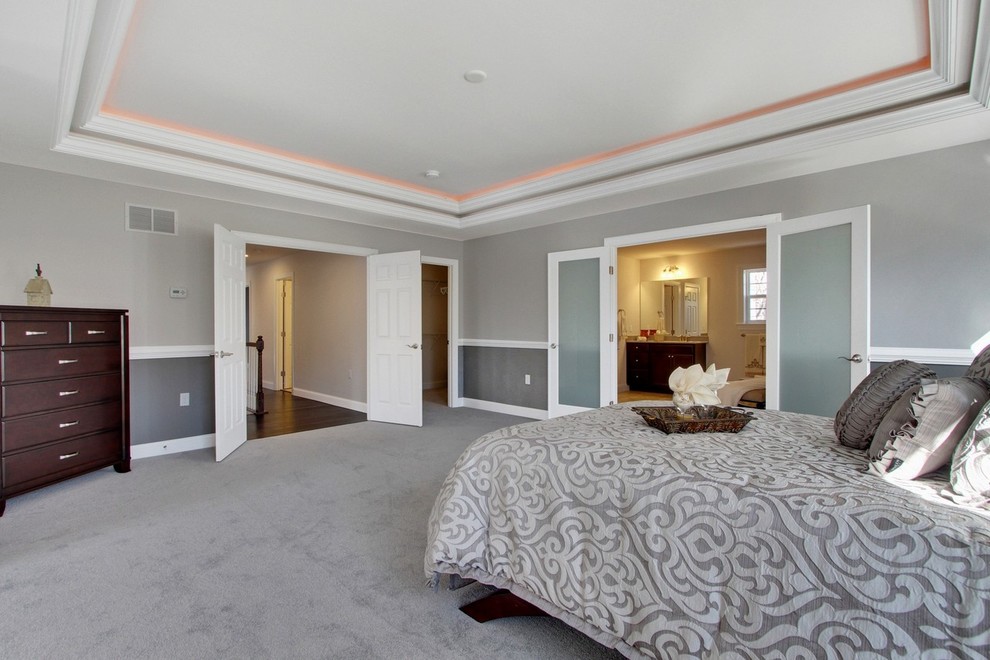 Ejemplo de dormitorio principal contemporáneo extra grande sin chimenea con paredes grises y moqueta