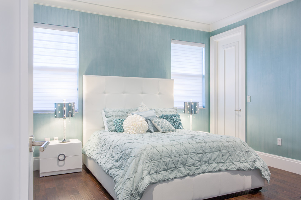 На фото: гостевая спальня среднего размера, (комната для гостей) в современном стиле с синими стенами и темным паркетным полом