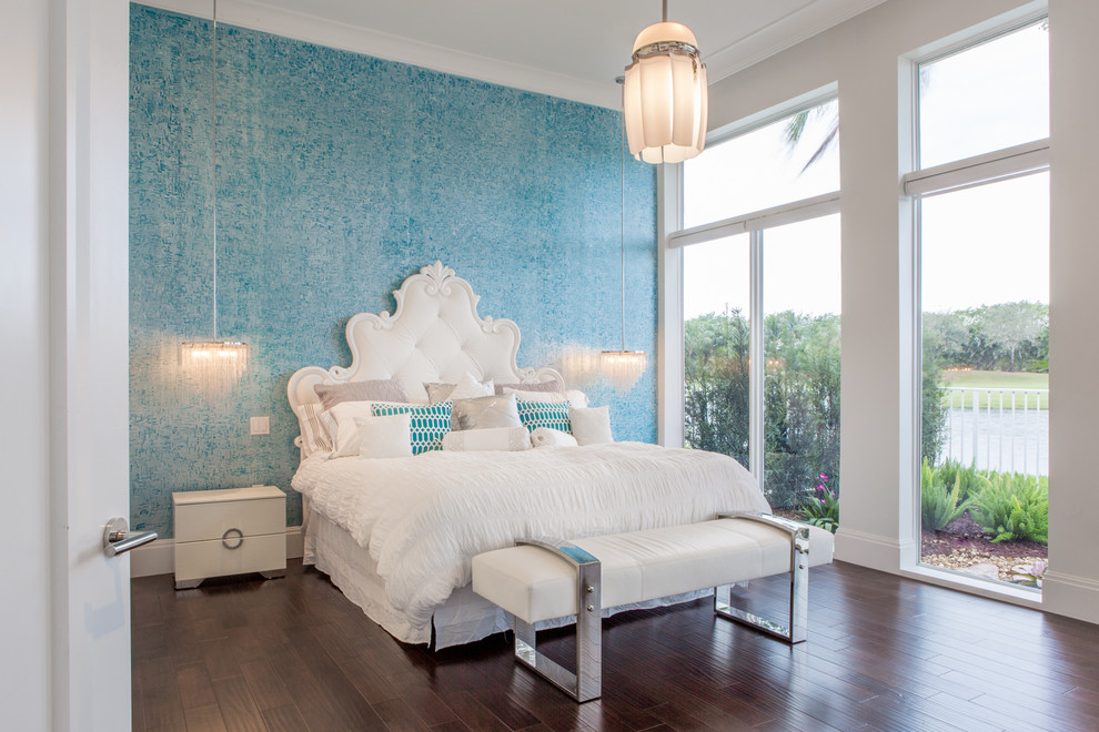 Modelo de dormitorio principal contemporáneo de tamaño medio con paredes azules y suelo de madera oscura