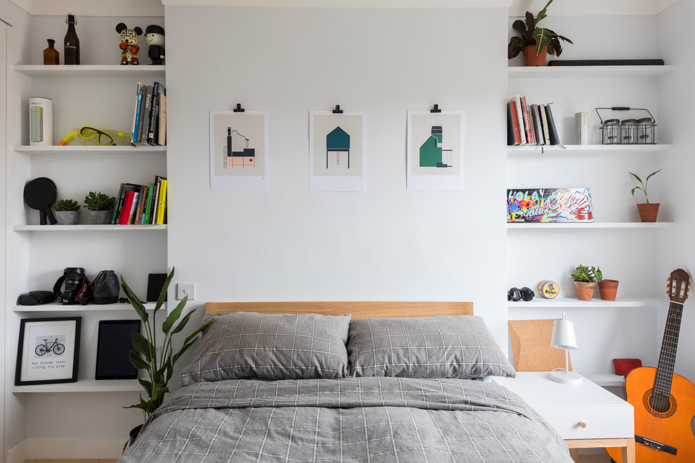 Стильный дизайн: спальня в стиле неоклассика (современная классика) с белыми стенами - последний тренд