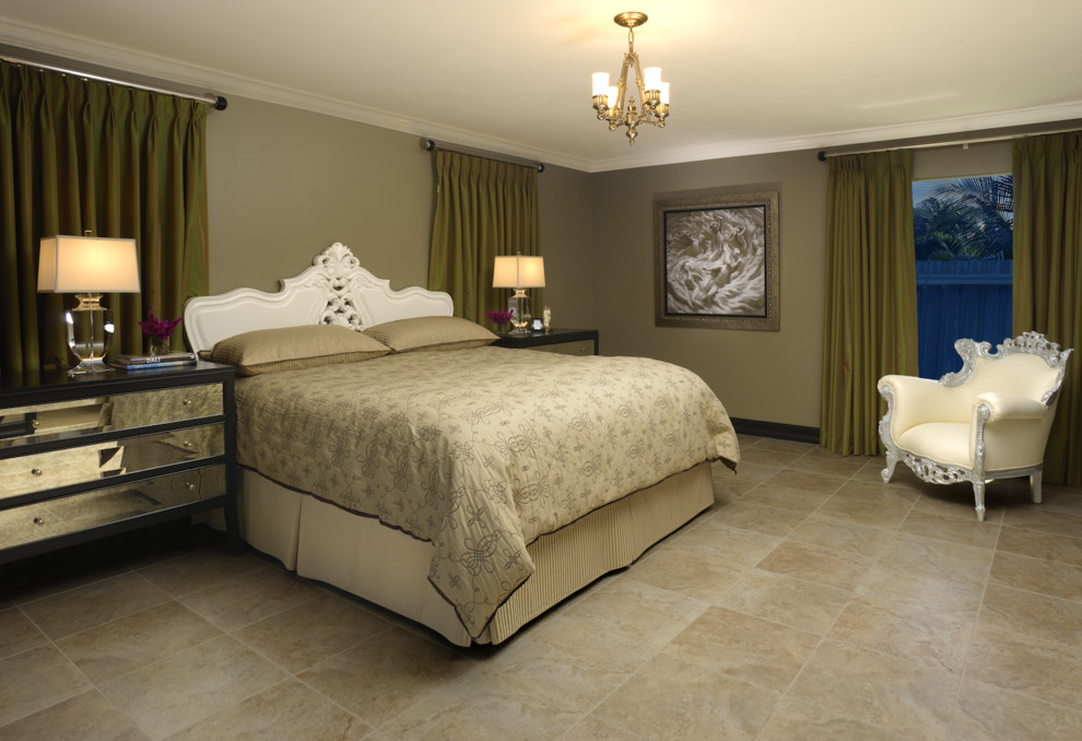 На фото: большая хозяйская спальня в стиле неоклассика (современная классика) с серыми стенами и полом из керамической плитки без камина с