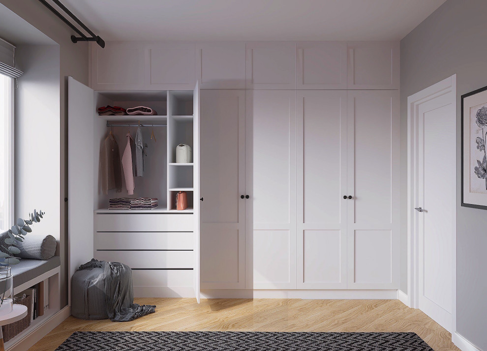 Inspiration pour une grande chambre parentale grise et blanche design avec un mur gris, parquet peint et un sol marron.