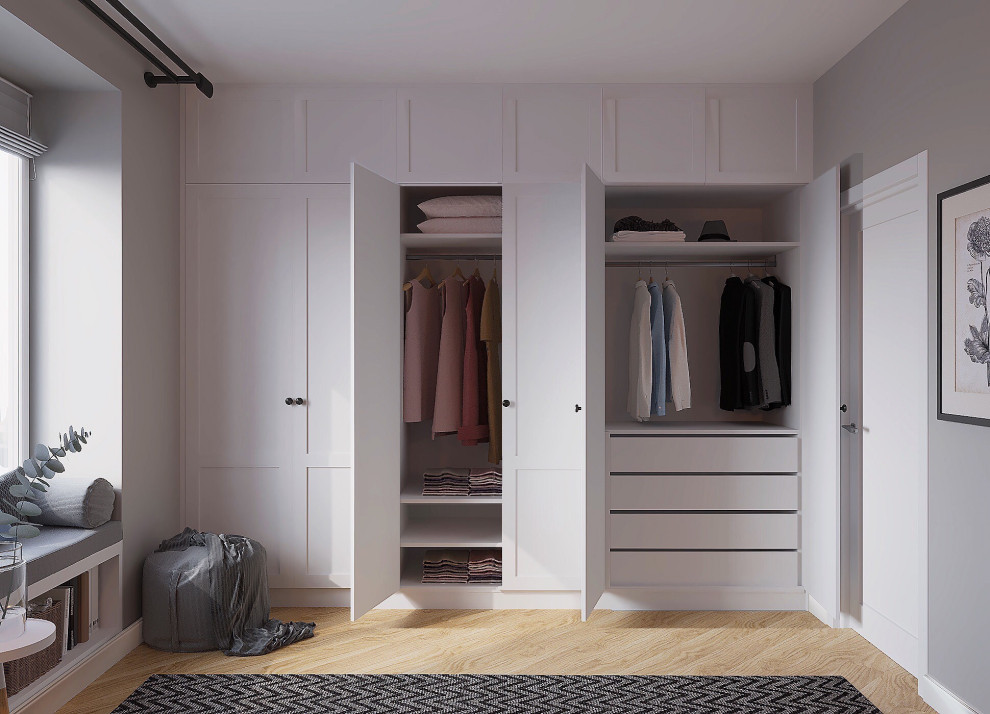 Diseño de dormitorio principal, blanco y gris y blanco contemporáneo grande con paredes grises, suelo de madera pintada y suelo marrón