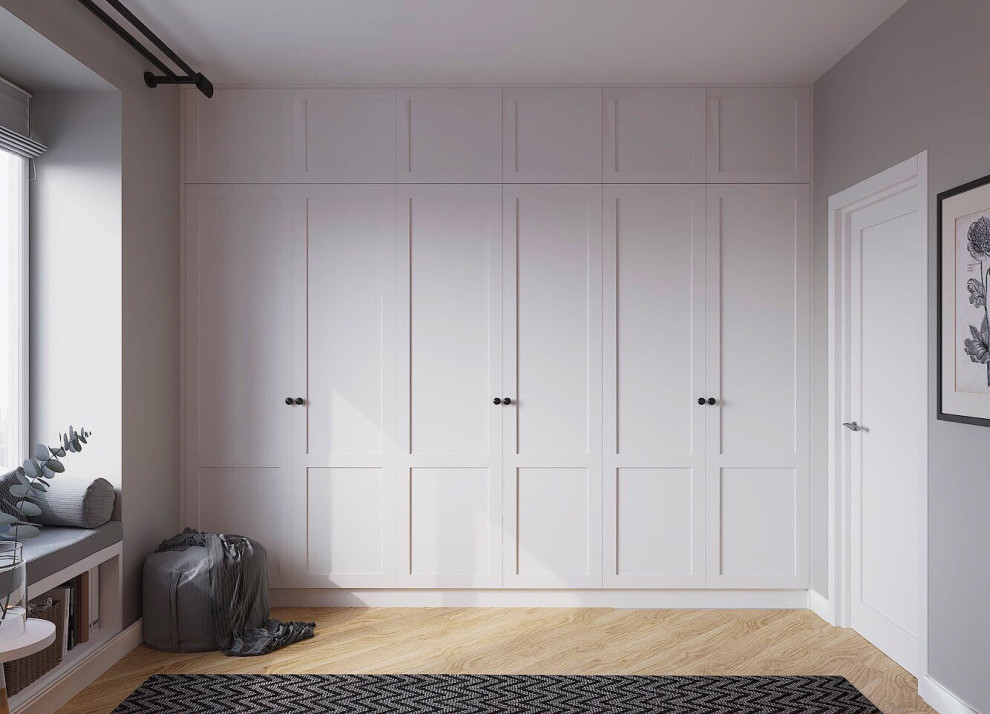 Großes Modernes Hauptschlafzimmer mit grauer Wandfarbe, gebeiztem Holzboden und braunem Boden in London