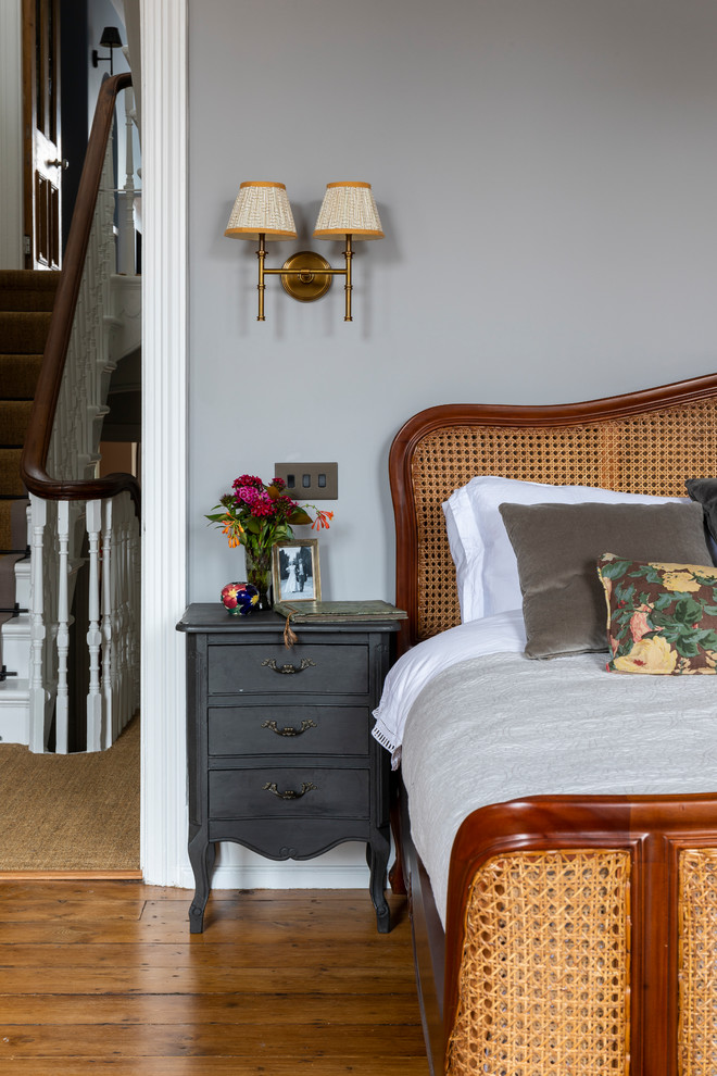 Свежая идея для дизайна: хозяйская спальня в классическом стиле с серыми стенами - отличное фото интерьера