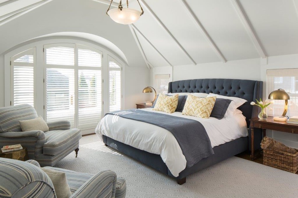 Источник вдохновения для домашнего уюта: хозяйская спальня в викторианском стиле с белыми стенами и серым полом