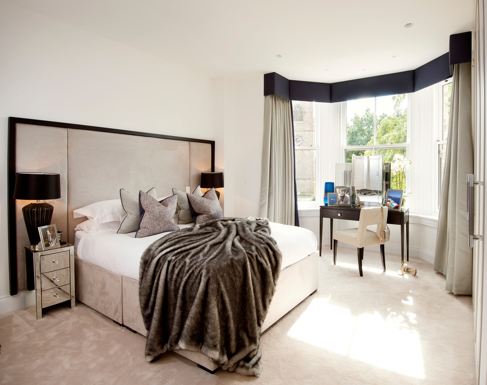 Modelo de dormitorio actual con paredes blancas, moqueta y suelo beige