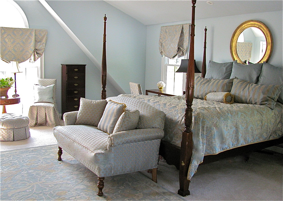 ボストンにあるヴィクトリアン調のおしゃれな寝室 (青い壁、カーペット敷き) のインテリア