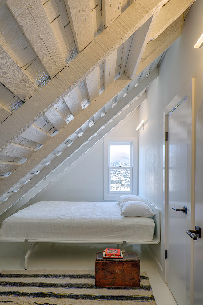Nordisches Gästezimmer mit weißer Wandfarbe und gebeiztem Holzboden in San Francisco