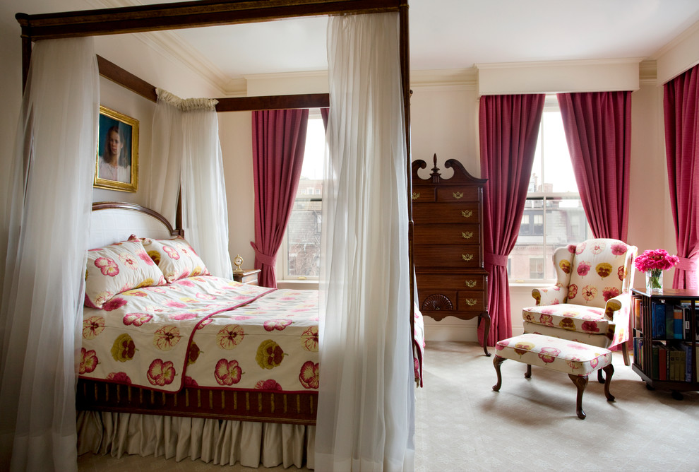 Diseño de dormitorio principal clásico grande sin chimenea con paredes beige, moqueta y suelo beige