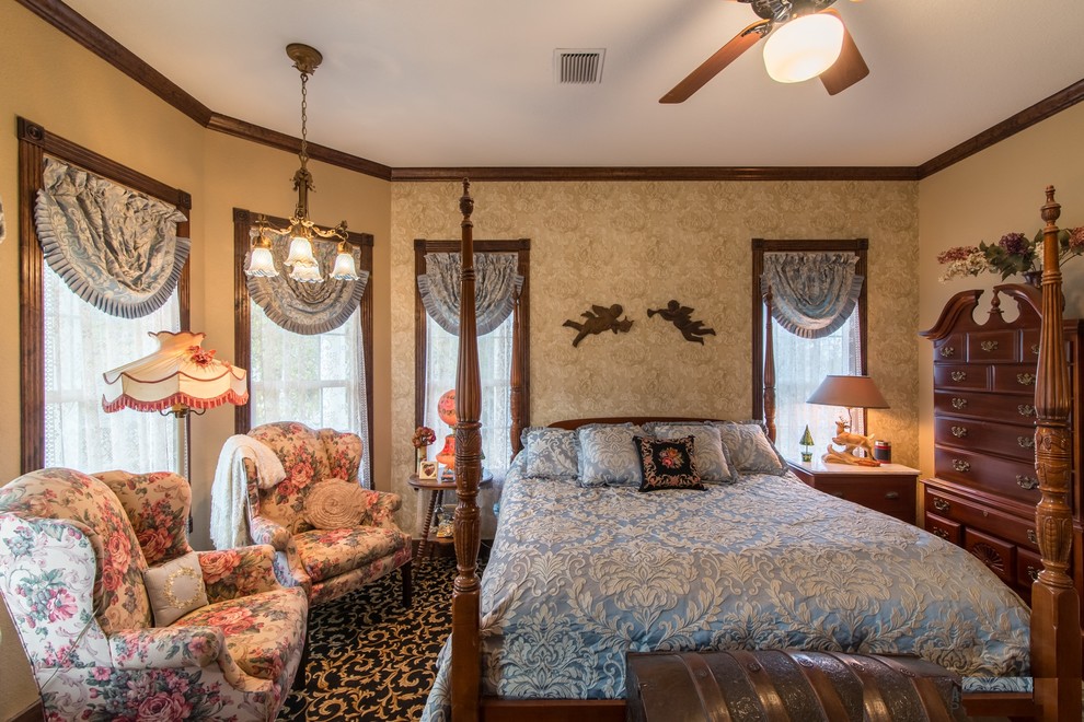 Источник вдохновения для домашнего уюта: большая хозяйская спальня в викторианском стиле с бежевыми стенами, ковровым покрытием и разноцветным полом без камина