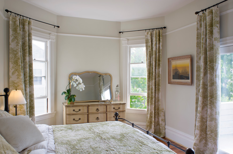 Ispirazione per una camera da letto american style con pareti grigie e pavimento in legno massello medio
