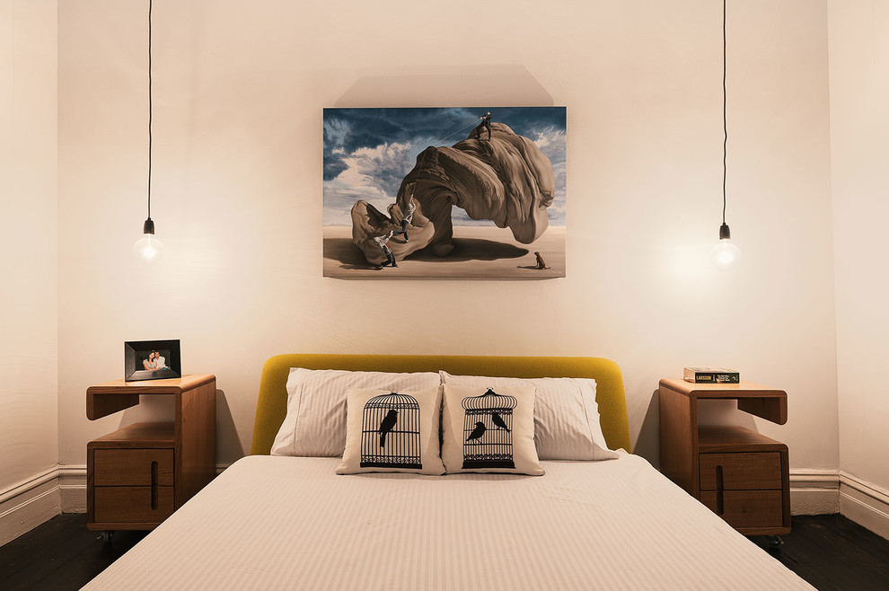 メルボルンにある中くらいなコンテンポラリースタイルのおしゃれな寝室 (白い壁、濃色無垢フローリング) のレイアウト