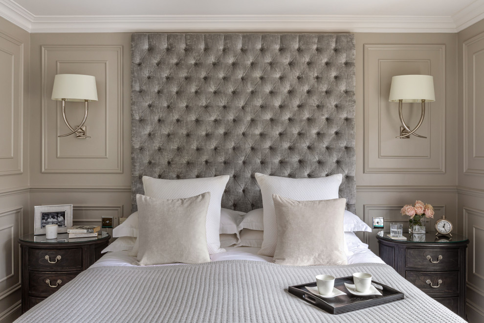 Diseño de dormitorio principal y gris y blanco clásico de tamaño medio con paredes grises, moqueta y suelo gris
