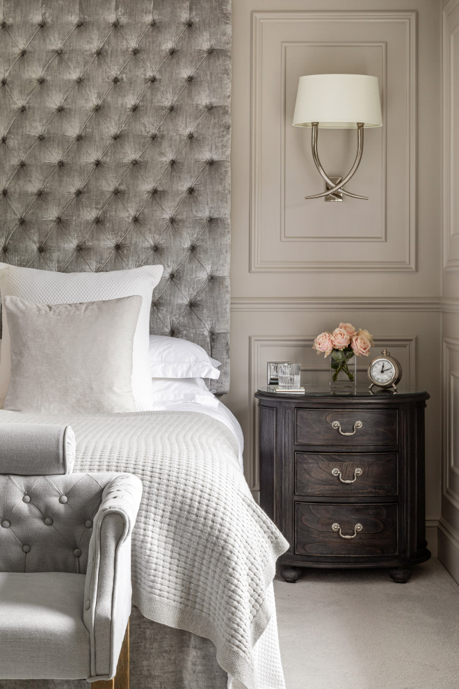 Свежая идея для дизайна: большая хозяйская спальня в классическом стиле с серыми стенами, ковровым покрытием и серым полом - отличное фото интерьера