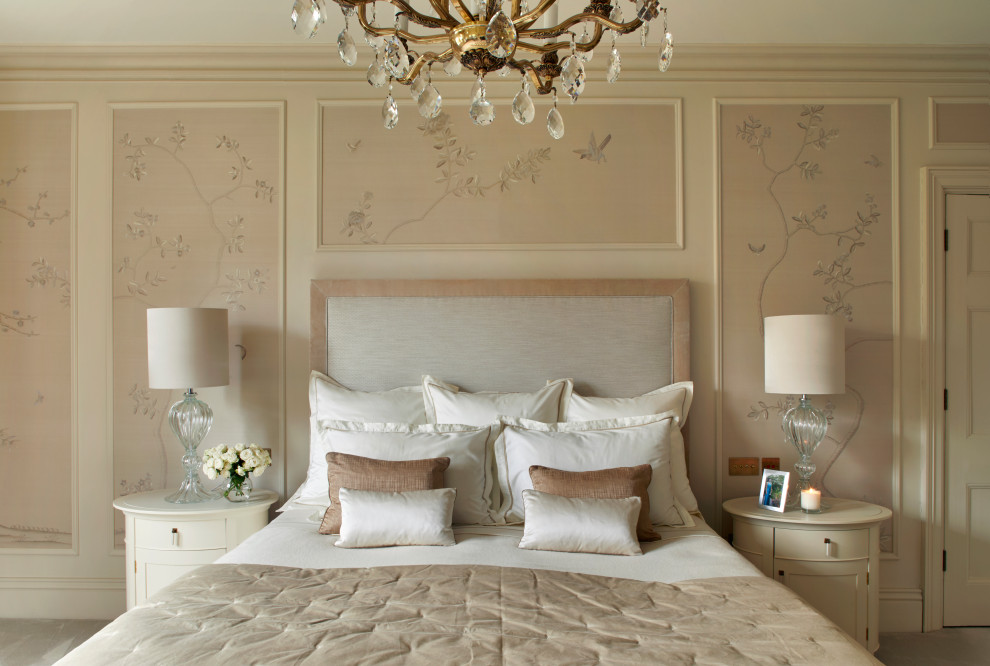 Imagen de dormitorio principal campestre grande con paredes beige, moqueta, todas las chimeneas, marco de chimenea de madera, suelo gris y papel pintado
