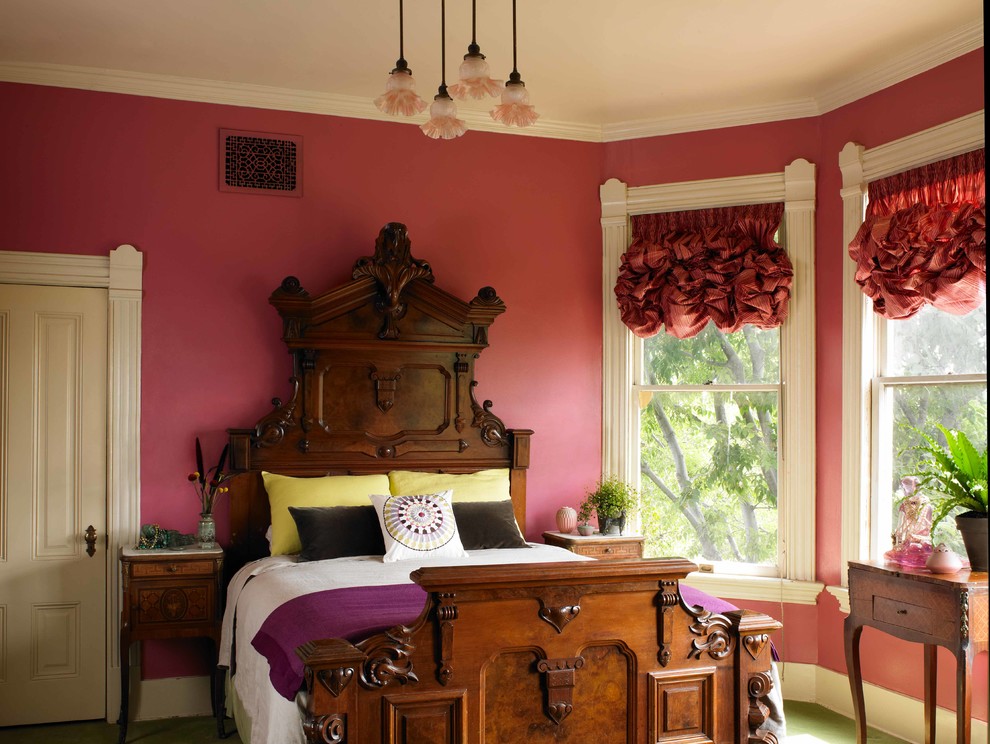 На фото: спальня среднего размера в викторианском стиле с синими стенами без камина с
