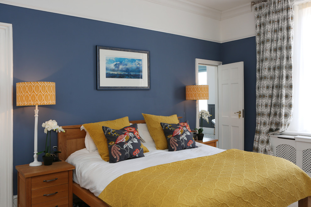 ドーセットにある広いトランジショナルスタイルのおしゃれな主寝室 (青い壁、暖炉なし、照明) のインテリア