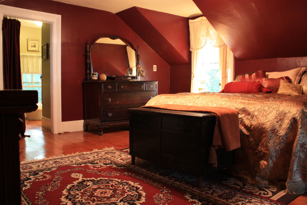 Immagine di una grande camera matrimoniale chic con pareti rosse, parquet chiaro e nessun camino