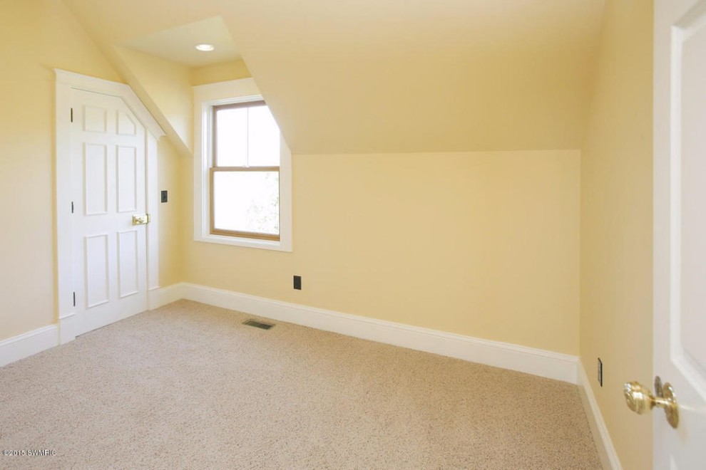 Пример оригинального дизайна: гостевая спальня среднего размера, (комната для гостей) в викторианском стиле с желтыми стенами и ковровым покрытием