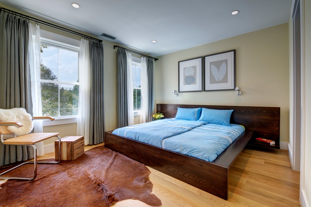 Идея дизайна: большая хозяйская спальня в современном стиле с бежевыми стенами и светлым паркетным полом