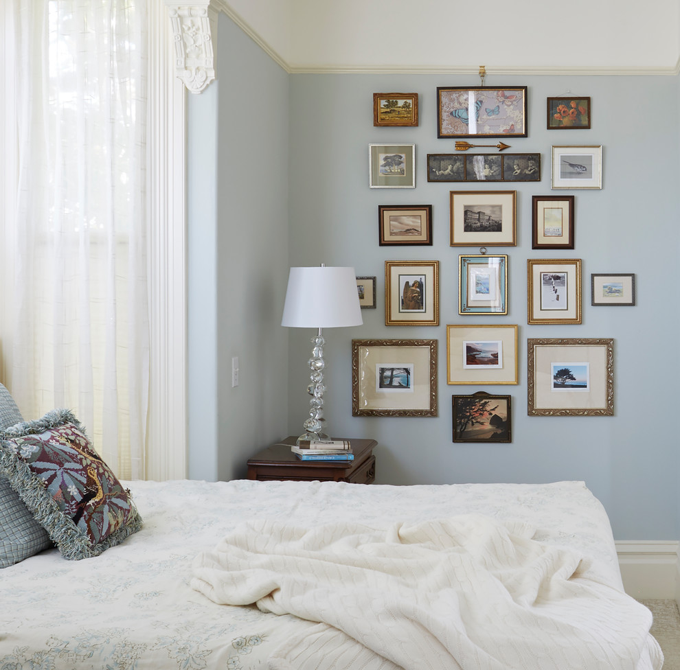サンフランシスコにある広いヴィクトリアン調のおしゃれな主寝室 (青い壁、カーペット敷き、ベージュの床) のインテリア