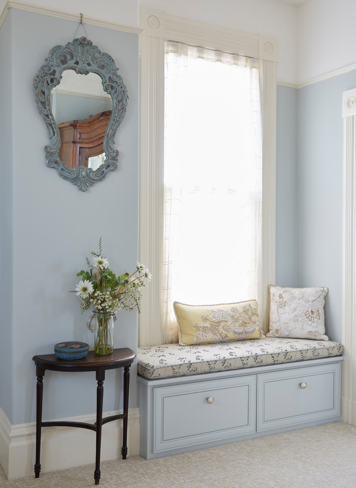 Источник вдохновения для домашнего уюта: большая хозяйская спальня в викторианском стиле с синими стенами, ковровым покрытием и бежевым полом
