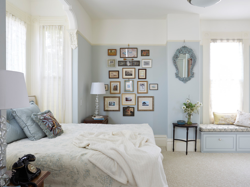 サンフランシスコにある広いヴィクトリアン調のおしゃれな主寝室 (青い壁、カーペット敷き、ベージュの床) のレイアウト
