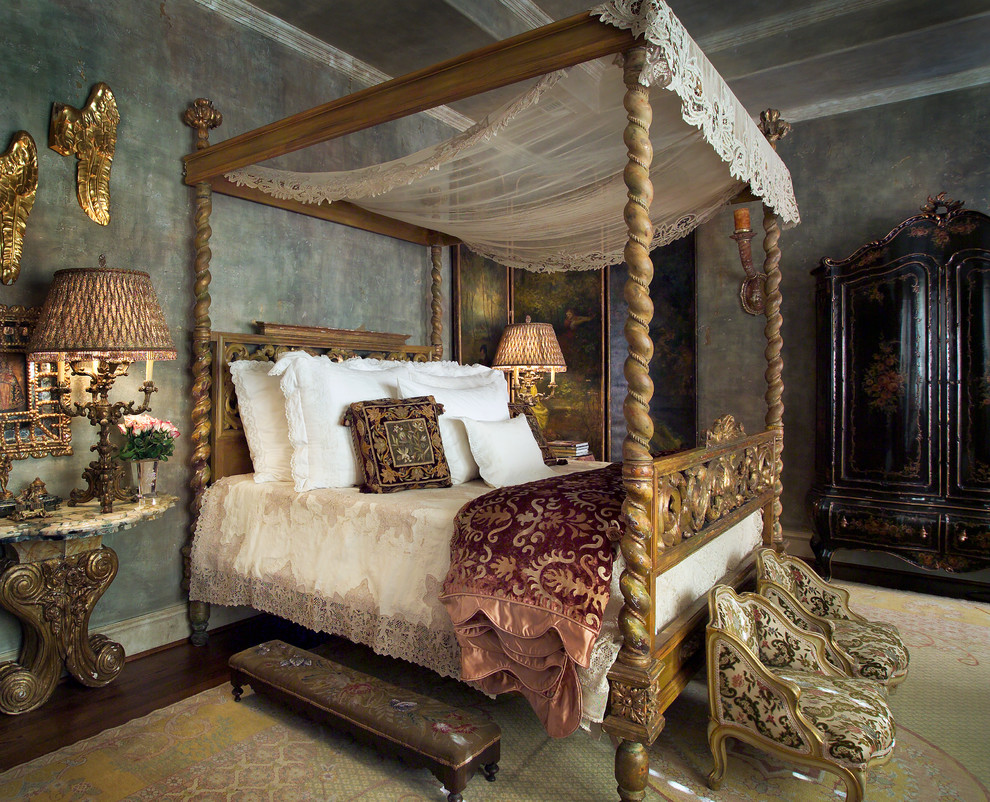 Immagine di una camera matrimoniale vittoriana con pareti grigie, parquet scuro e pavimento marrone