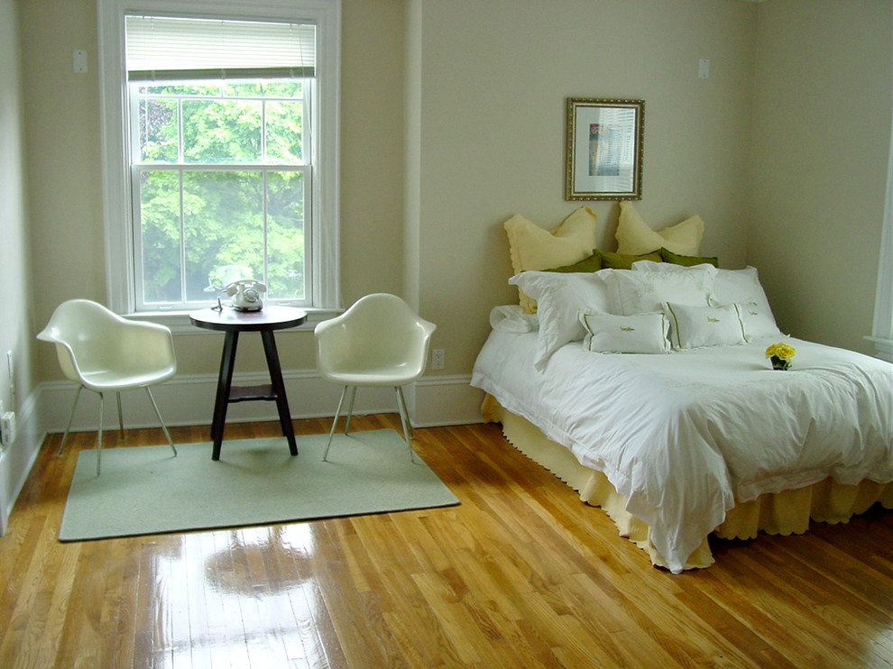 Idées déco pour une grande chambre d'amis victorienne avec un mur beige, parquet clair et aucune cheminée.