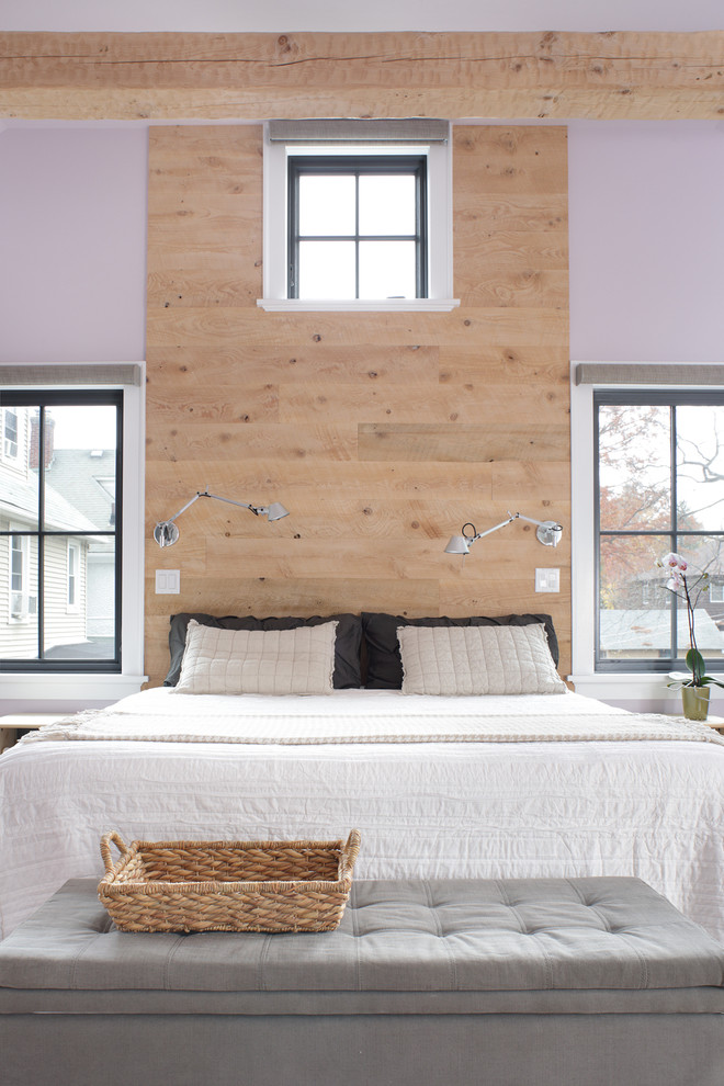 Imagen de dormitorio principal moderno de tamaño medio sin chimenea con paredes púrpuras y suelo de madera clara