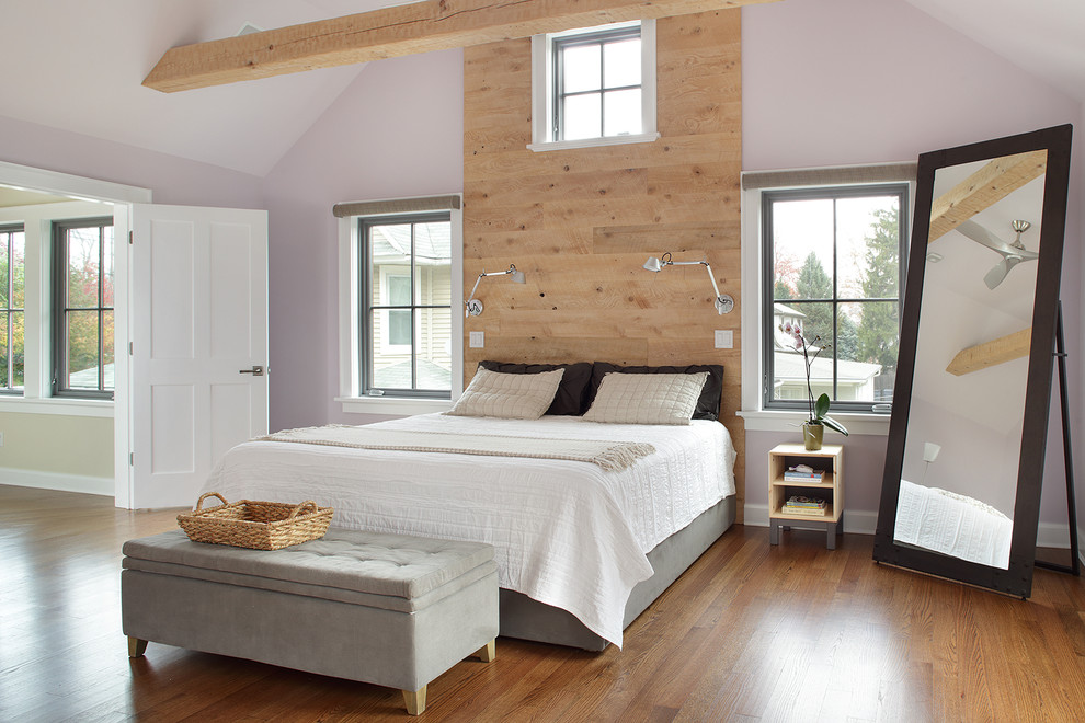 Пример оригинального дизайна: хозяйская спальня среднего размера в стиле неоклассика (современная классика) с фиолетовыми стенами и светлым паркетным полом без камина