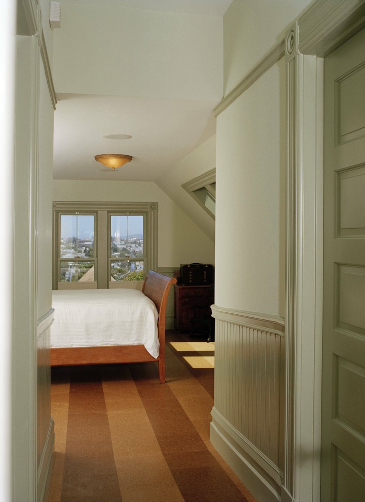 Ispirazione per una camera da letto tradizionale con pavimento in sughero