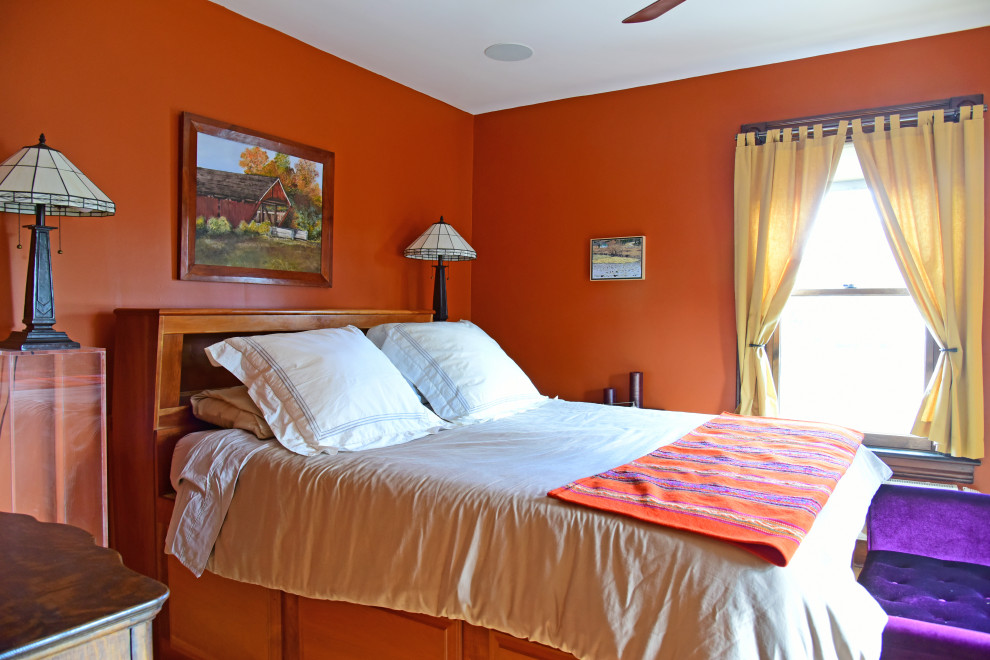 Idées déco pour une chambre victorienne avec un mur orange, parquet clair et aucune cheminée.