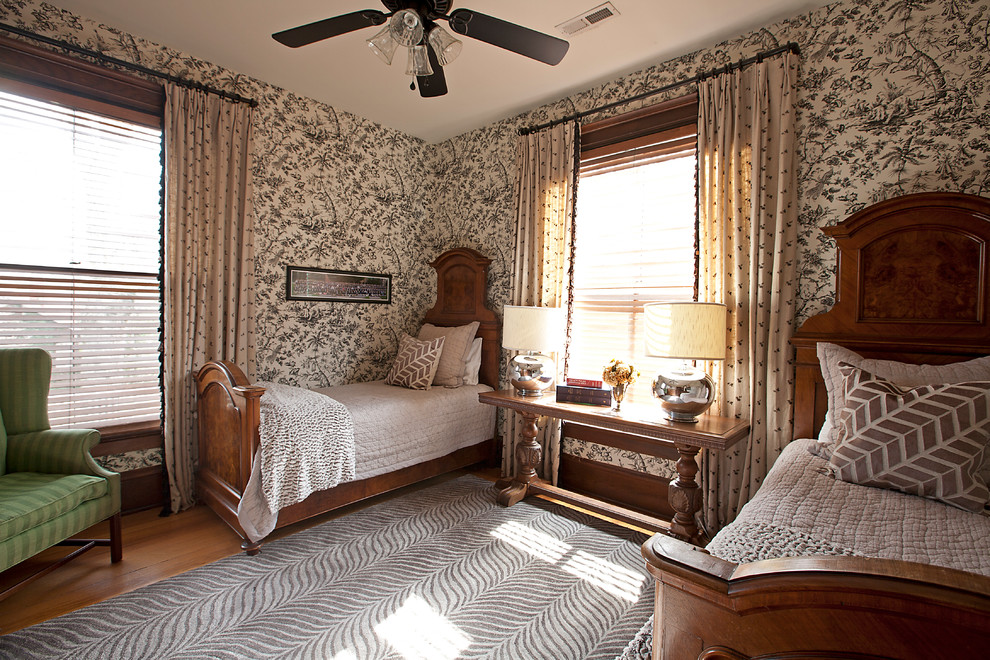 Пример оригинального дизайна: гостевая спальня (комната для гостей) в викторианском стиле с разноцветными стенами и паркетным полом среднего тона без камина