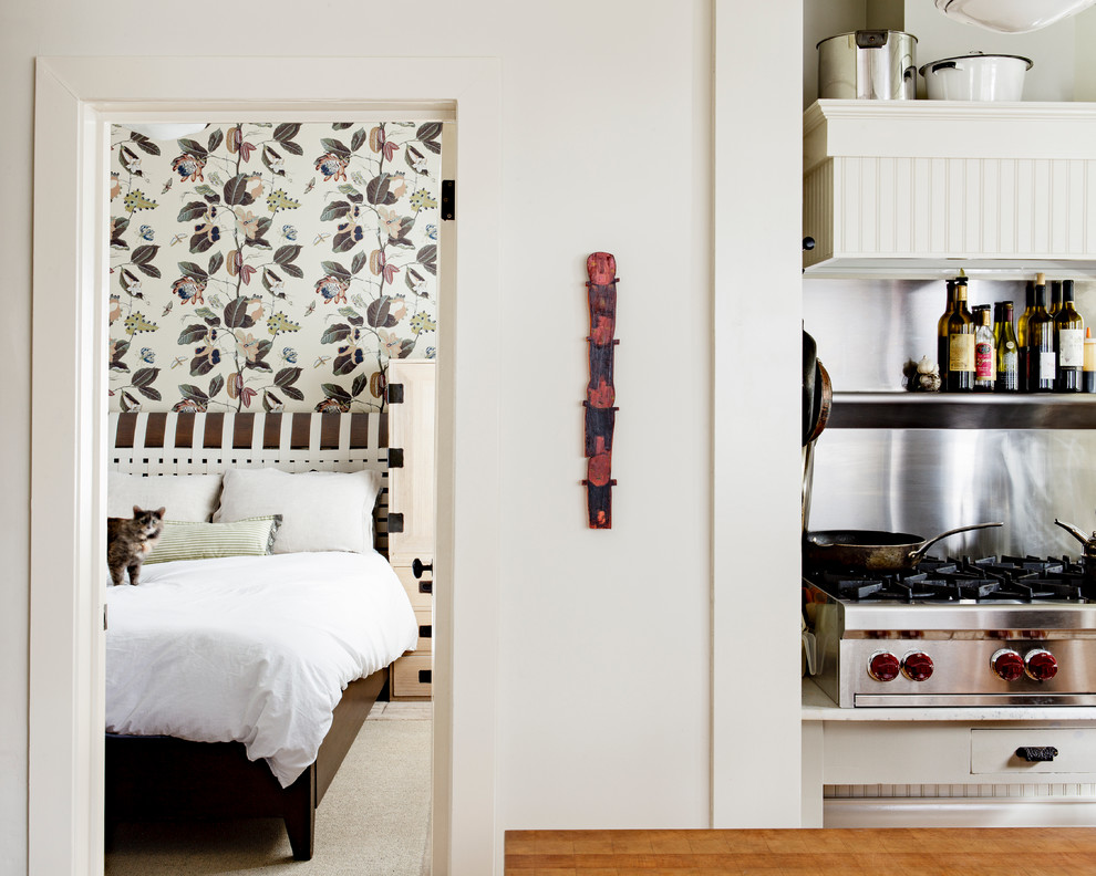 Modelo de dormitorio principal clásico renovado pequeño sin chimenea con paredes multicolor y suelo beige