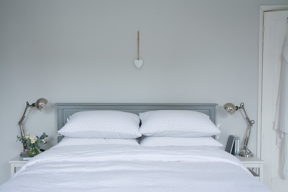 Свежая идея для дизайна: хозяйская спальня среднего размера в современном стиле с серыми стенами, деревянным полом и белым полом - отличное фото интерьера