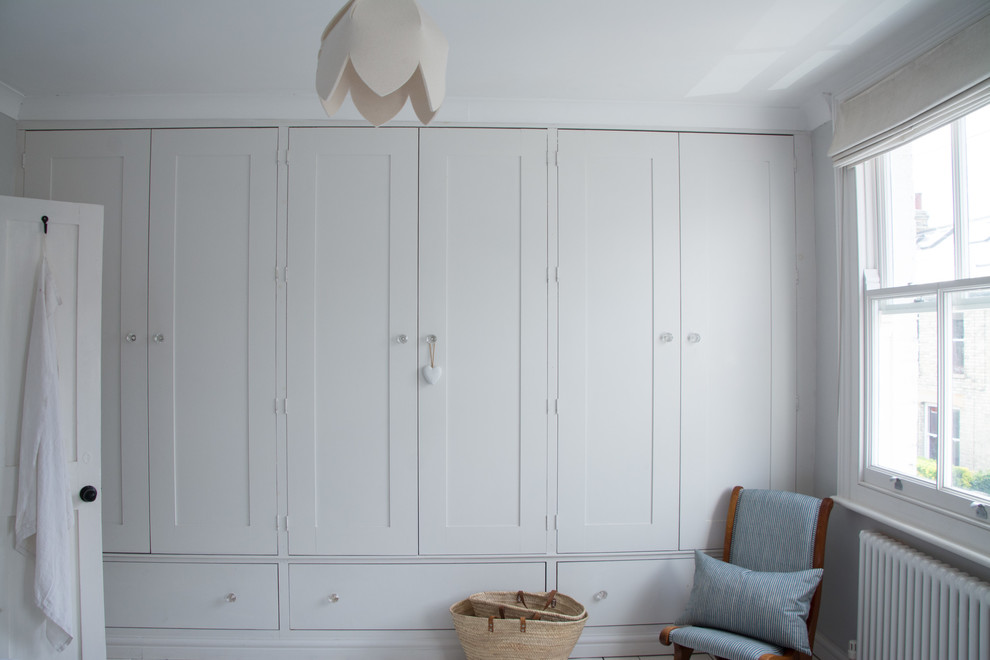 Exemple d'une chambre parentale tendance de taille moyenne avec un mur gris, parquet peint et un sol blanc.