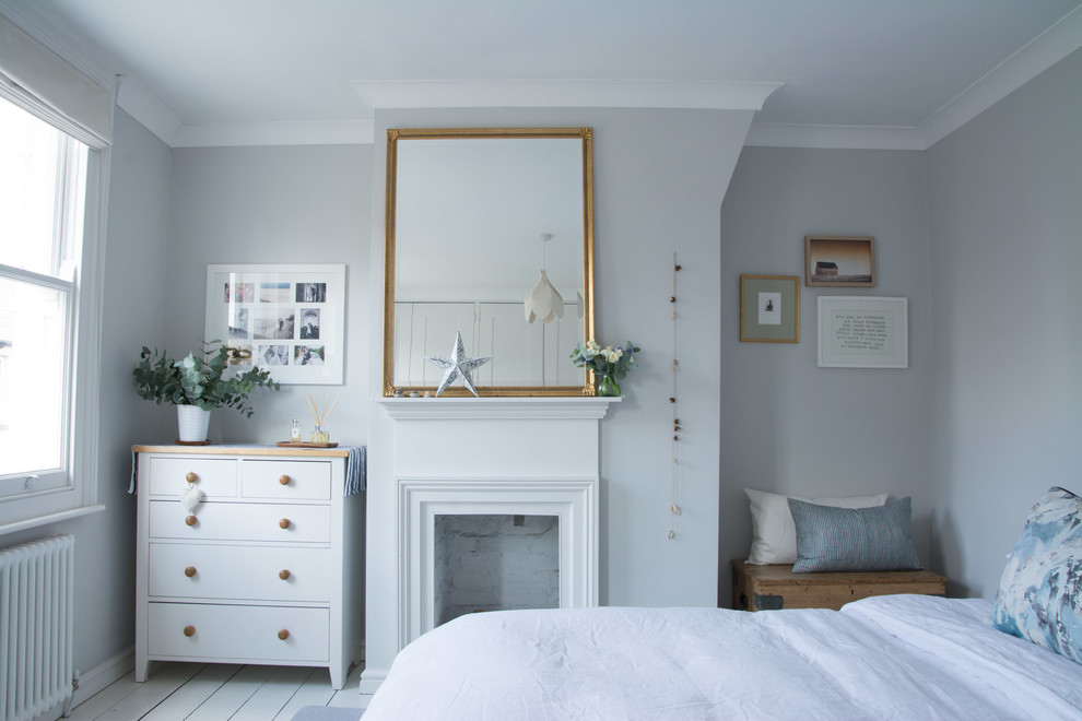 Modelo de dormitorio principal actual de tamaño medio con paredes grises, suelo de madera pintada y suelo blanco