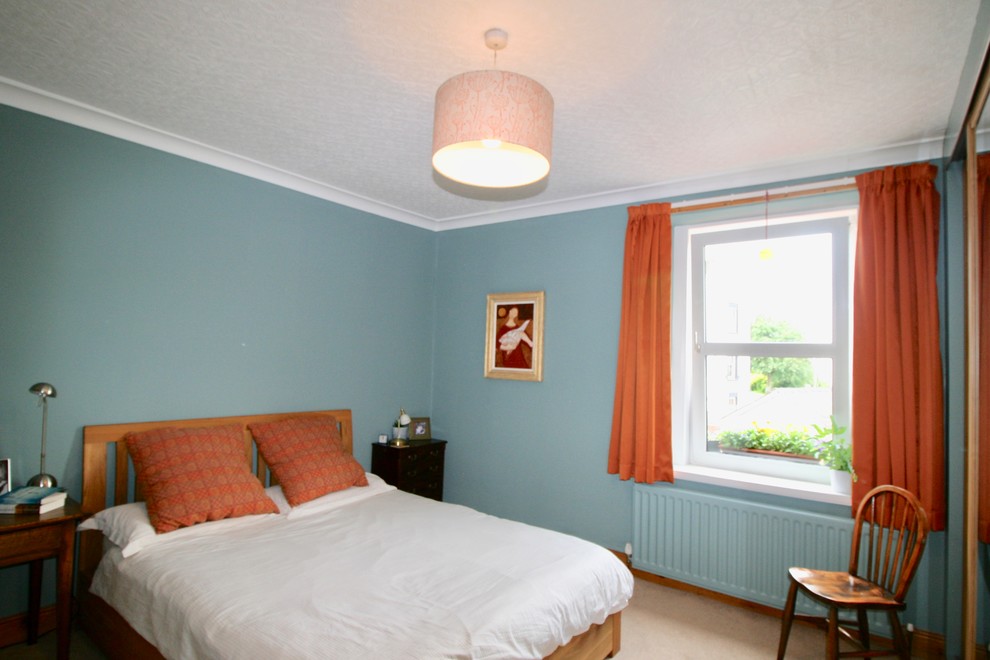 Ispirazione per una grande camera matrimoniale classica con pareti blu, moquette e pavimento beige