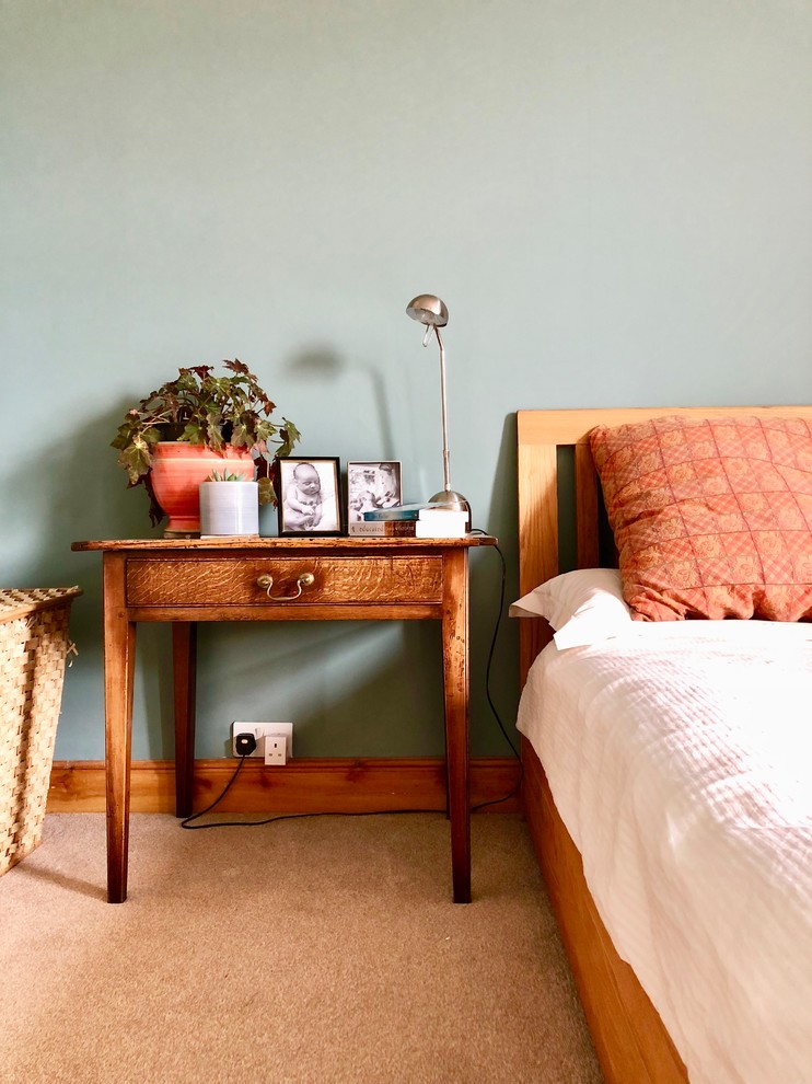 Ejemplo de dormitorio principal clásico grande con paredes azules, moqueta y suelo beige
