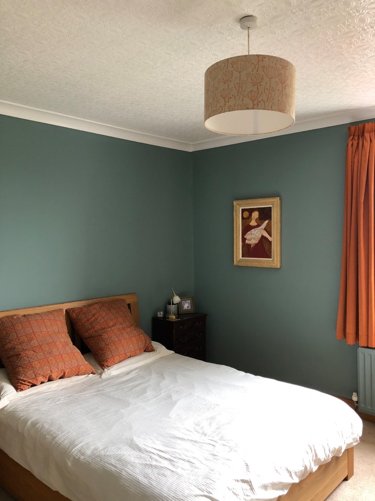 Diseño de dormitorio principal tradicional grande con paredes azules, moqueta y suelo beige