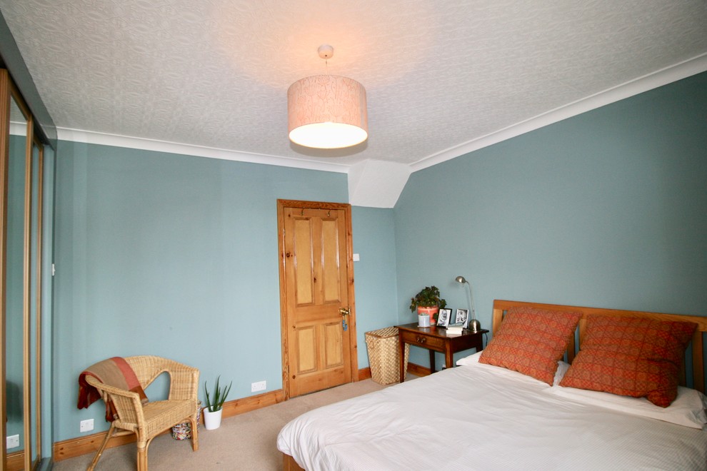 Esempio di una grande camera matrimoniale classica con pareti blu, moquette e pavimento beige