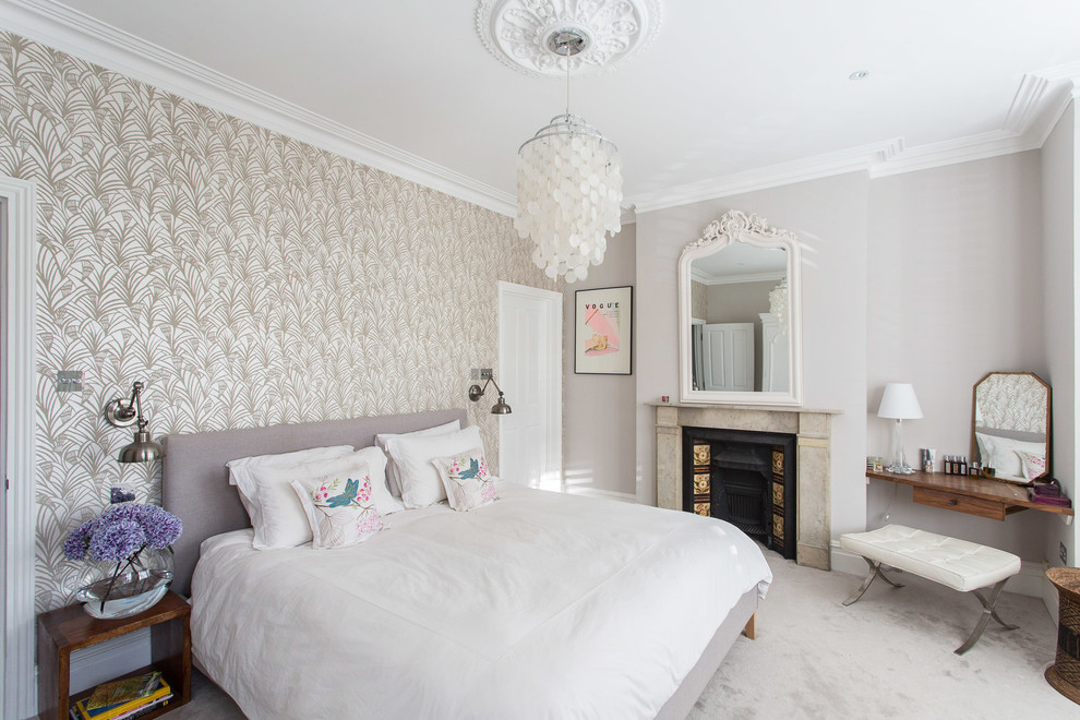 Идея дизайна: хозяйская спальня среднего размера в современном стиле с серыми стенами, ковровым покрытием, стандартным камином, фасадом камина из камня и акцентной стеной