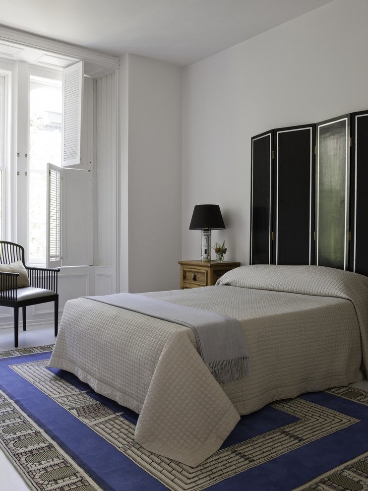 Ejemplo de dormitorio principal tradicional de tamaño medio sin chimenea con paredes blancas y moqueta