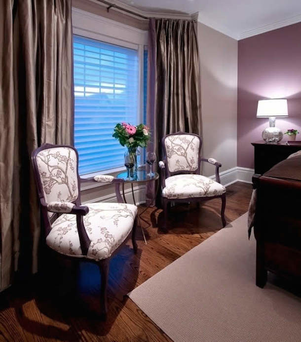 На фото: хозяйская спальня среднего размера в классическом стиле с фиолетовыми стенами, темным паркетным полом, стандартным камином и фасадом камина из дерева