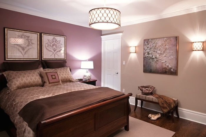Свежая идея для дизайна: хозяйская спальня среднего размера в стиле неоклассика (современная классика) с фиолетовыми стенами, темным паркетным полом, стандартным камином и фасадом камина из дерева - отличное фото интерьера