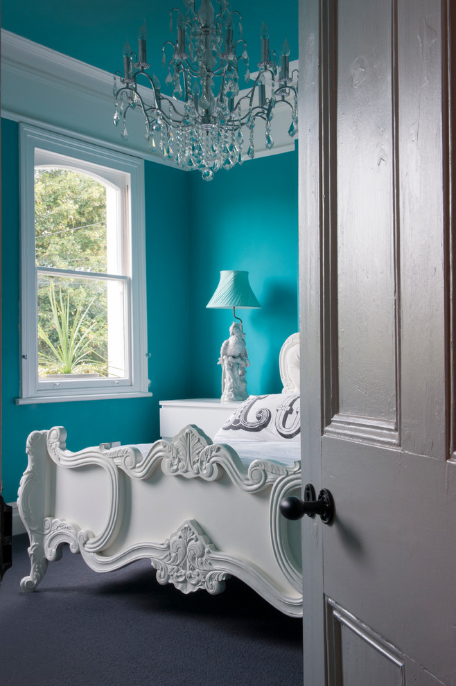 Foto de dormitorio principal ecléctico con paredes azules y suelo de baldosas de cerámica